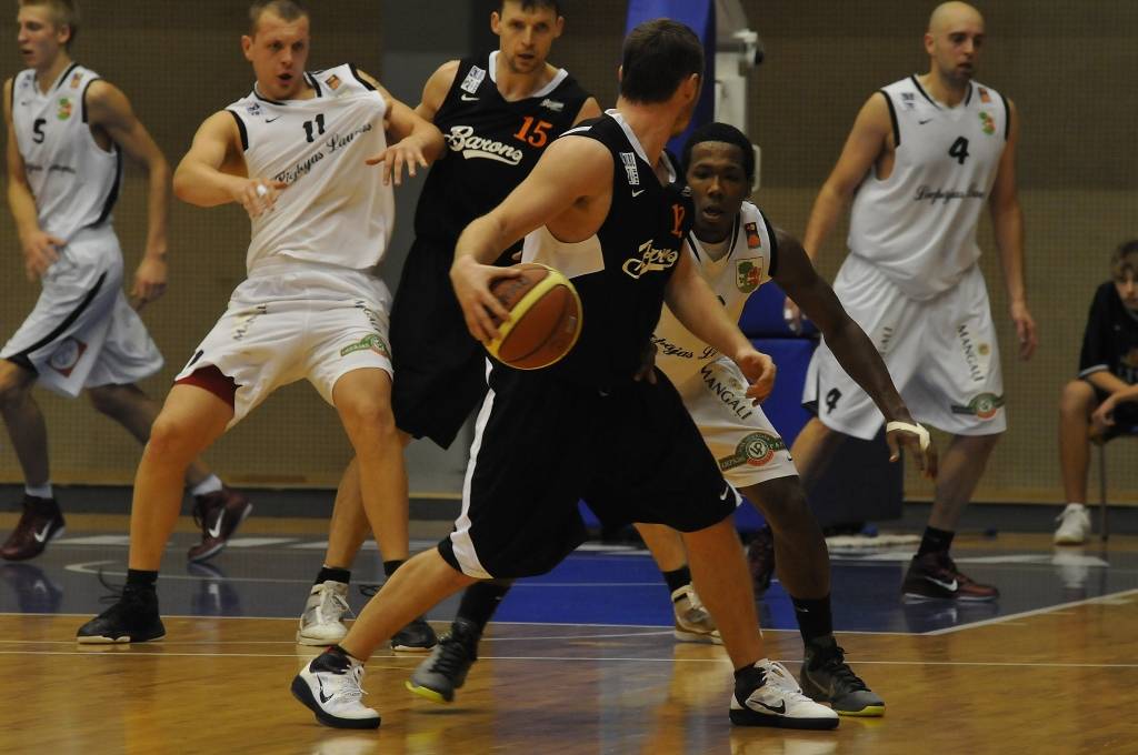 "Liepājas lauvu" basketbolisti 20. oktobrī Liepājas Olimpiskajā centrā Latvijas Basketbola līgas pirmās divīzijas spēlē ar 92:90 uzvarēja "Baronu".
Autors: Uldis Dobelis