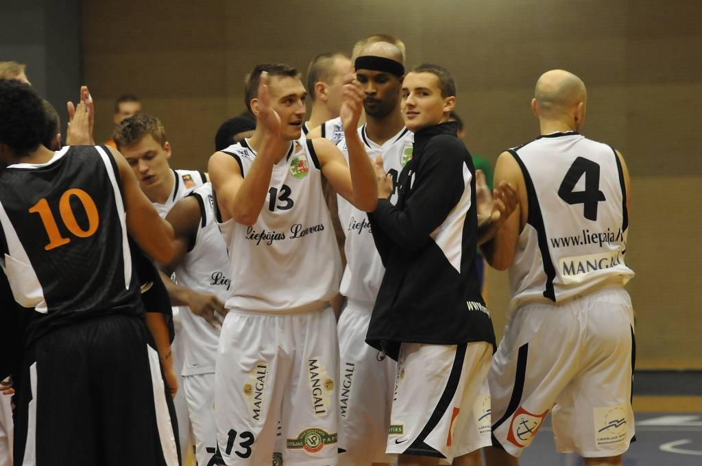 "Liepājas lauvu" basketbolisti 20. oktobrī Liepājas Olimpiskajā centrā Latvijas Basketbola līgas pirmās divīzijas spēlē ar 92:90 uzvarēja "Baronu".
Autors: Uldis Dobelis