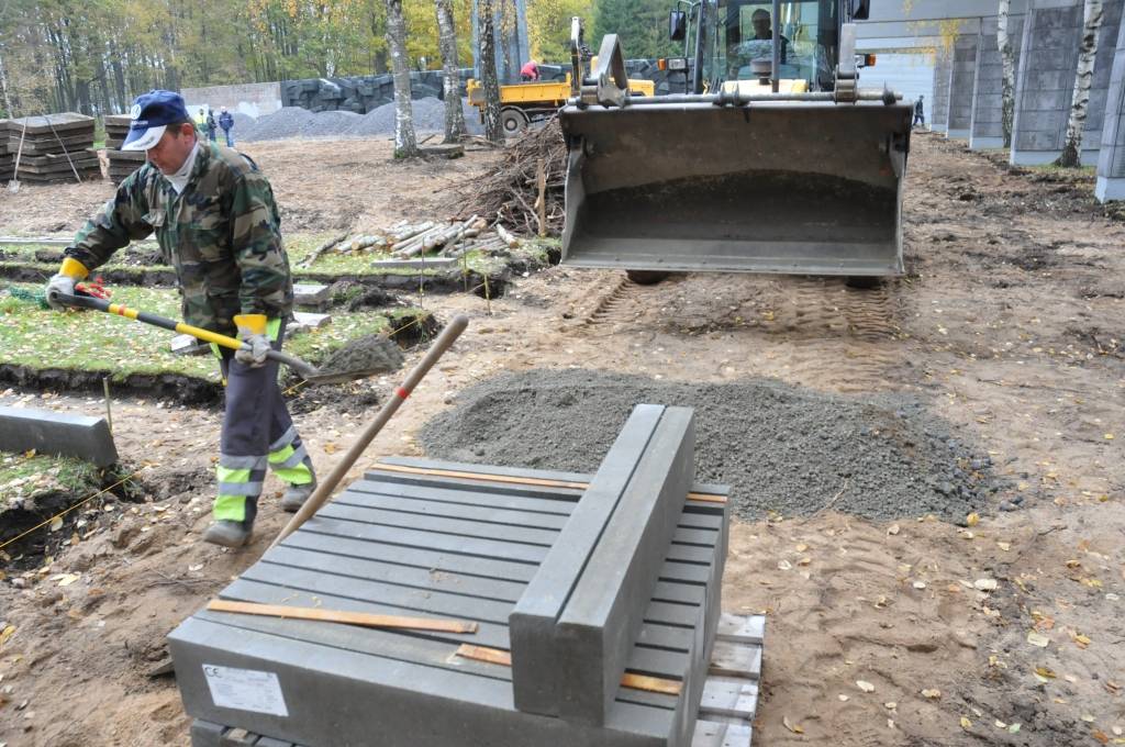 Uzsākta apjomīga rekonstrukcija Brāļu kapos, kur guldīti vairāk nekā 23 tūkstoši padomju armijas karavīru. Darbus veic uzņēmums "A-Land", kuram tos pasūtījis AS "Liepājas metalurgs". Finansētājs saskaņā ar starpvalstu vienošanos ir...
Autors: Ilze Vainovska