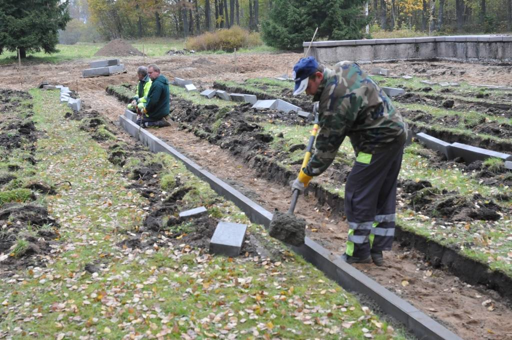 Uzsākta apjomīga rekonstrukcija Brāļu kapos, kur guldīti vairāk nekā 23 tūkstoši padomju armijas karavīru. Darbus veic uzņēmums "A-Land", kuram tos pasūtījis AS "Liepājas metalurgs". Finansētājs saskaņā ar starpvalstu vienošanos ir...
Autors: Ilze Vainovska