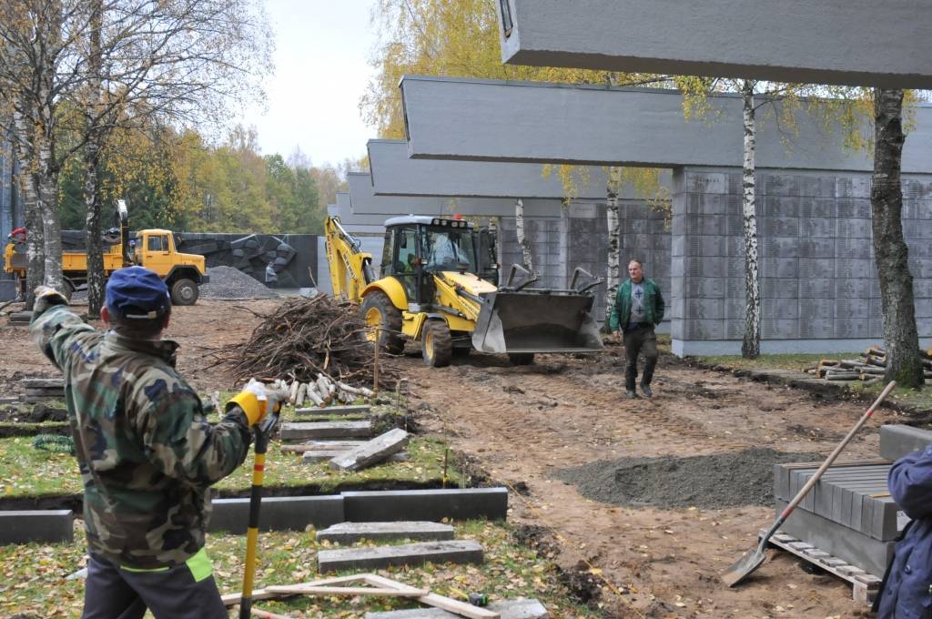 Uzsākta apjomīga rekonstrukcija Brāļu kapos, kur guldīti vairāk nekā 23 tūkstoši padomju armijas karavīru. Darbus veic uzņēmums "A-Land", kuram tos pasūtījis AS "Liepājas metalurgs". Finansētājs saskaņā ar starpvalstu vienošanos ir...
Autors: Ilze Vainovska