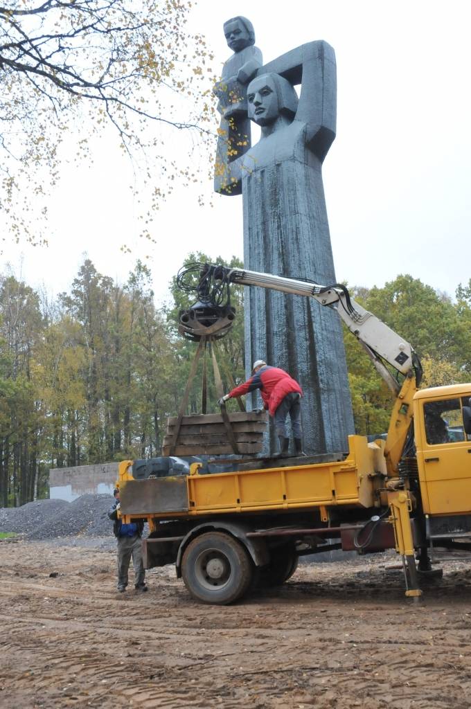 Uzsākta apjomīga rekonstrukcija Brāļu kapos, kur guldīti vairāk nekā 23 tūkstoši padomju armijas karavīru. Darbus veic uzņēmums "A-Land", kuram tos pasūtījis AS "Liepājas metalurgs". Finansētājs saskaņā ar starpvalstu vienošanos ir...
Autors: Ilze Vainovska
