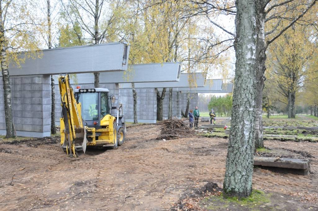 Uzsākta apjomīga rekonstrukcija Brāļu kapos, kur guldīti vairāk nekā 23 tūkstoši padomju armijas karavīru. Darbus veic uzņēmums "A-Land", kuram tos pasūtījis AS "Liepājas metalurgs". Finansētājs saskaņā ar starpvalstu vienošanos ir...
Autors: Ilze Vainovska