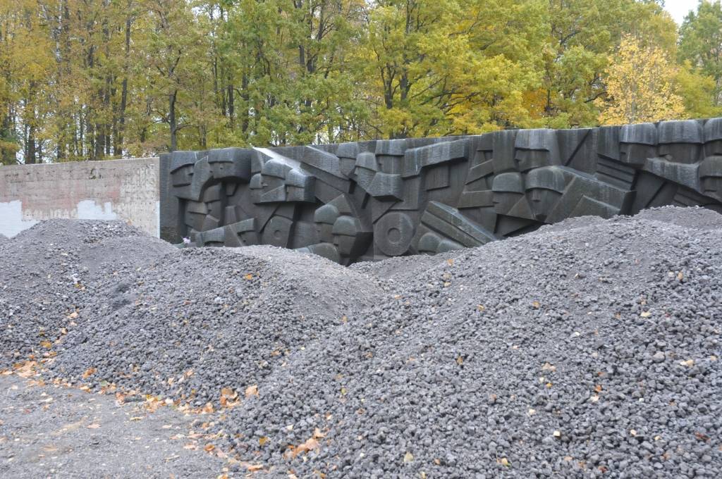 Uzsākta apjomīga rekonstrukcija Brāļu kapos, kur guldīti vairāk nekā 23 tūkstoši padomju armijas karavīru. Darbus veic uzņēmums "A-Land", kuram tos pasūtījis AS "Liepājas metalurgs". Finansētājs saskaņā ar starpvalstu vienošanos ir...
Autors: Ilze Vainovska
