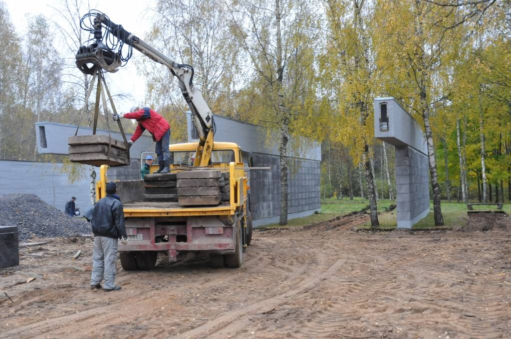 Uzsākta apjomīga rekonstrukcija Brāļu kapos, kur guldīti vairāk nekā 23 tūkstoši padomju armijas karavīru. Darbus veic uzņēmums "A-Land", kuram tos pasūtījis AS "Liepājas metalurgs". Finansētājs saskaņā ar starpvalstu vienošanos ir...
Autors: Ilze Vainovska