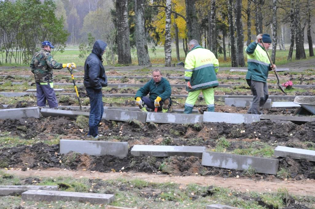 Uzsākta apjomīga rekonstrukcija Brāļu kapos, kur guldīti vairāk nekā 23 tūkstoši padomju armijas karavīru. Darbus veic uzņēmums "A-Land", kuram tos pasūtījis AS "Liepājas metalurgs". Finansētājs saskaņā ar starpvalstu vienošanos ir...
Autors: Ilze Vainovska