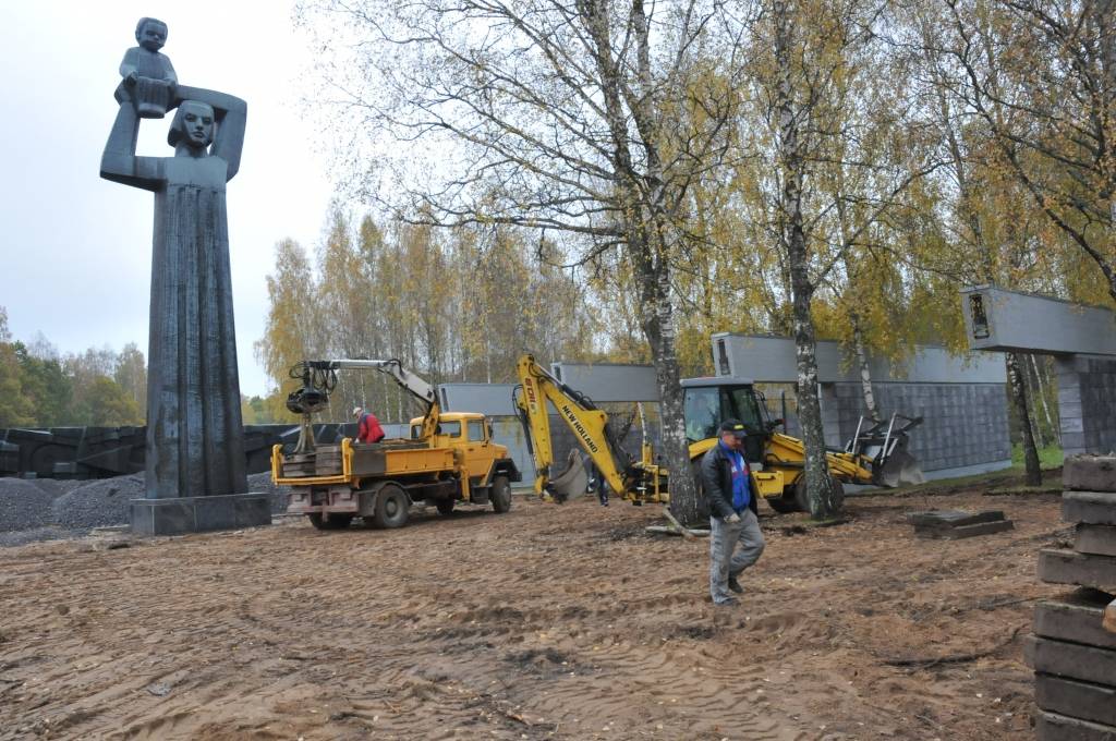 Uzsākta apjomīga rekonstrukcija Brāļu kapos, kur guldīti vairāk nekā 23 tūkstoši padomju armijas karavīru. Darbus veic uzņēmums "A-Land", kuram tos pasūtījis AS "Liepājas metalurgs". Finansētājs saskaņā ar starpvalstu vienošanos ir...
Autors: Ilze Vainovska