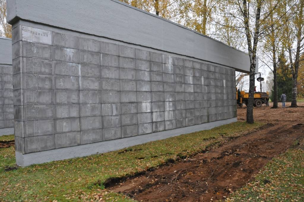 Uzsākta apjomīga rekonstrukcija Brāļu kapos, kur guldīti vairāk nekā 23 tūkstoši padomju armijas karavīru. Darbus veic uzņēmums "A-Land", kuram tos pasūtījis AS "Liepājas metalurgs". Finansētājs saskaņā ar starpvalstu vienošanos ir...
Autors: Ilze Vainovska