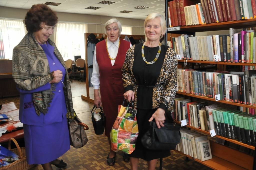 Sestdien, 16. oktobrī, Dubeņu kultūras centrā uz atpūtas pēcpusdienu pulcējās Grobiņas novada seniori. Klātesošie varēja novērtēt Valijas Arājas rokdarbu izstādi, skatīties līnijdeju priekšnesumus un arī paši izdejoties dzīvās mūzikas...
Autors: Ilze Vainovska