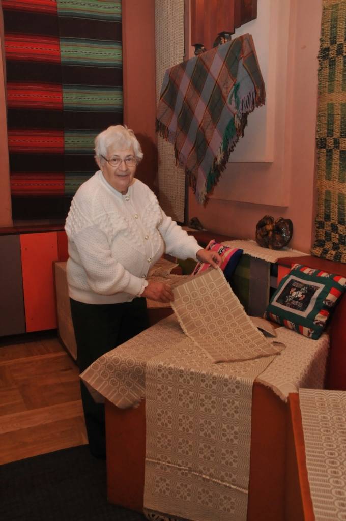 Sestdien, 16. oktobrī, Dubeņu kultūras centrā uz atpūtas pēcpusdienu pulcējās Grobiņas novada seniori. Klātesošie varēja novērtēt Valijas Arājas rokdarbu izstādi, skatīties līnijdeju priekšnesumus un arī paši izdejoties dzīvās mūzikas...
Autors: Ilze Vainovska