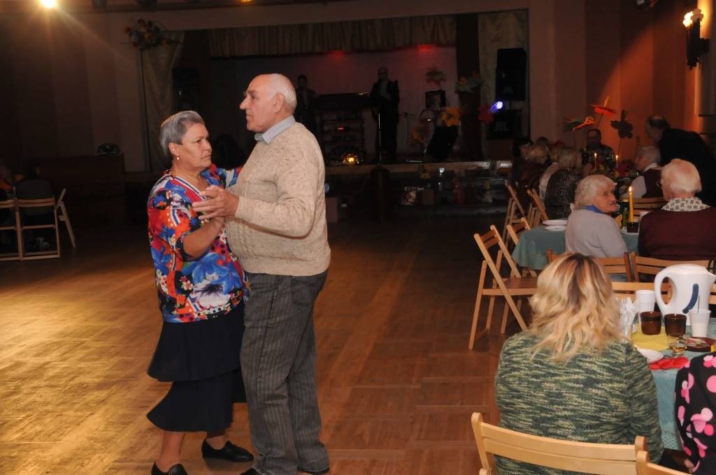 Sestdien, 16. oktobrī, Dubeņu kultūras centrā uz atpūtas pēcpusdienu pulcējās Grobiņas novada seniori. Klātesošie varēja novērtēt Valijas Arājas rokdarbu izstādi, skatīties līnijdeju priekšnesumus un arī paši izdejoties dzīvās mūzikas...
Autors: Ilze Vainovska
