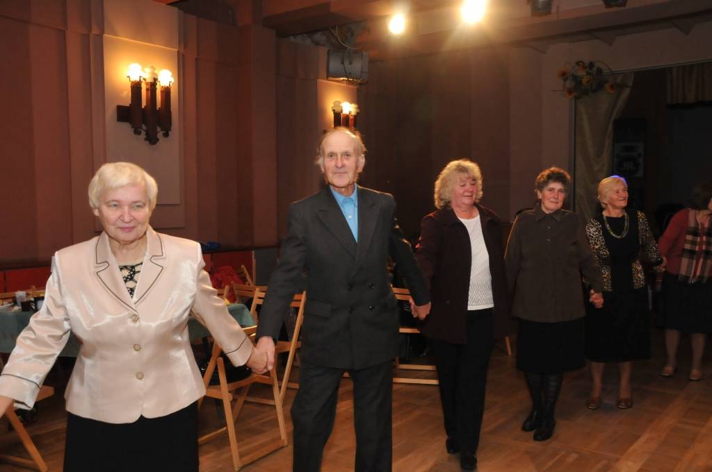 Sestdien, 16. oktobrī, Dubeņu kultūras centrā uz atpūtas pēcpusdienu pulcējās Grobiņas novada seniori. Klātesošie varēja novērtēt Valijas Arājas rokdarbu izstādi, skatīties līnijdeju priekšnesumus un arī paši izdejoties dzīvās mūzikas...
Autors: Ilze Vainovska