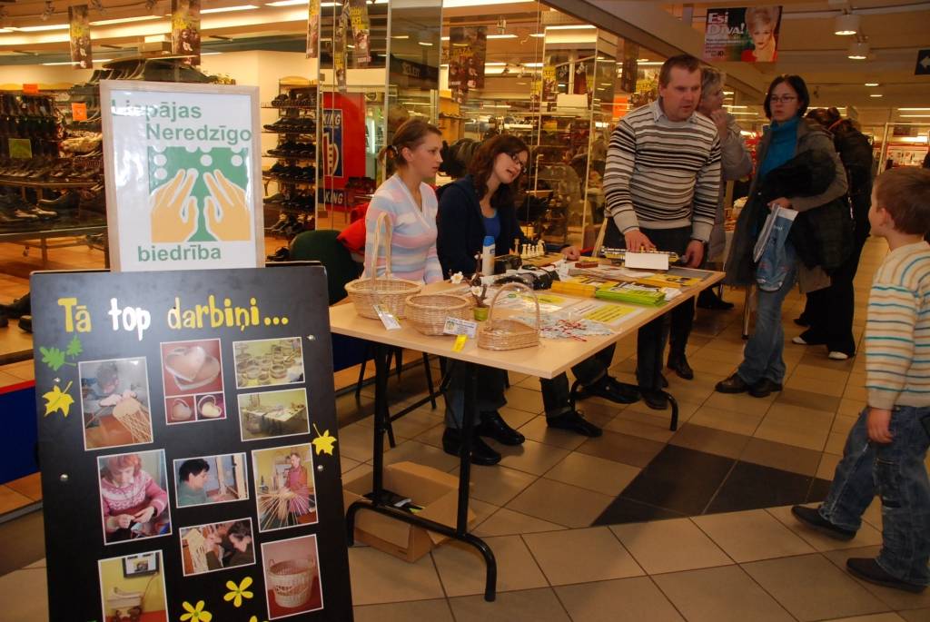 Piektdien ar sirsnīgu gadskārtēju pasākumu, ko papildināja Emiļa Melngaiļa Mūzikas vidusskolas zvanu ansambļa priekšnesums, Baltā spieķa dienu svinēja Liepājas Neredzīgo biedrība. Liepājas Olimpiskā centra Tango zālē bija ieradušies...
Autors: Ilze Vainovska