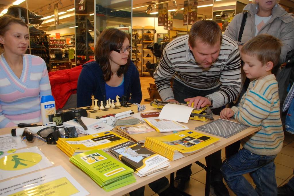 Piektdien ar sirsnīgu gadskārtēju pasākumu, ko papildināja Emiļa Melngaiļa Mūzikas vidusskolas zvanu ansambļa priekšnesums, Baltā spieķa dienu svinēja Liepājas Neredzīgo biedrība. Liepājas Olimpiskā centra Tango zālē bija ieradušies...
Autors: Ilze Vainovska