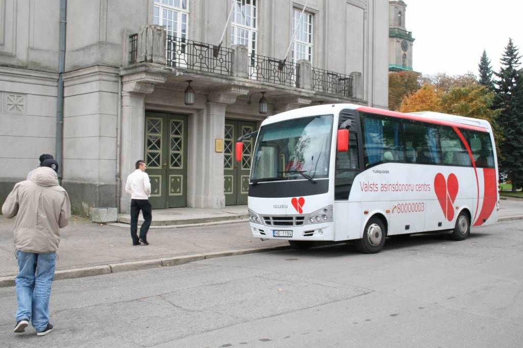 Šodien, 13. oktobrī, pirmo reizi Asinsdonoru diena tiek rīkota Liepājas teātrī, Teātra ielā 4. Valsts asinsdonoru centra (VADC) izbraukuma brigāde darbu sāka pulksten 10 un plāno turpināt līdz pulksten 13.30. 
Donoru dienu teātrī...
Autors: Ilze Vainovska
