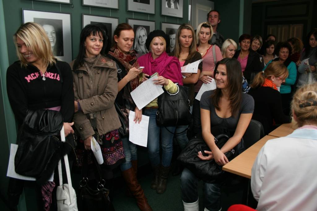 Šodien, 13. oktobrī, pirmo reizi Asinsdonoru diena tiek rīkota Liepājas teātrī, Teātra ielā 4. Valsts asinsdonoru centra (VADC) izbraukuma brigāde darbu sāka pulksten 10 un plāno turpināt līdz pulksten 13.30. 
Donoru dienu teātrī...
Autors: Ilze Vainovska