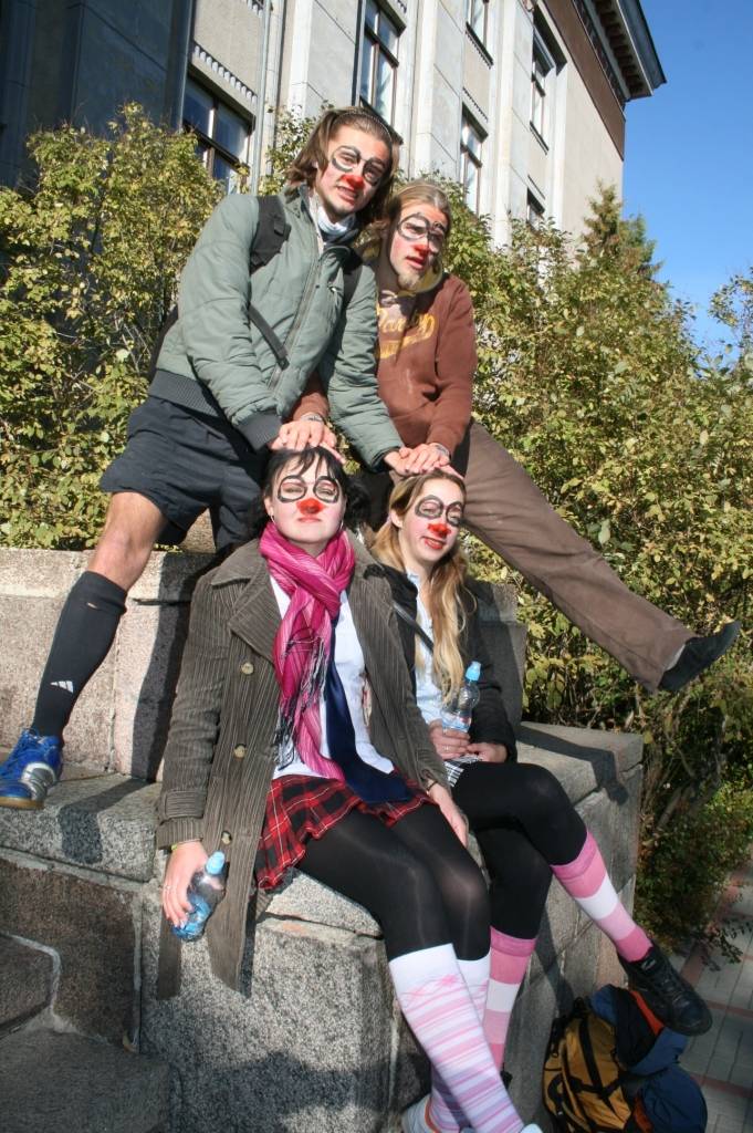 Liepājas universitātē šodien notiek 1. kursa iesvētības jeb fukšu balle. Studentu padome un 2. kursa studenti organizē jauniņajiem dažādus atraktīvus pārbaudījumus. 