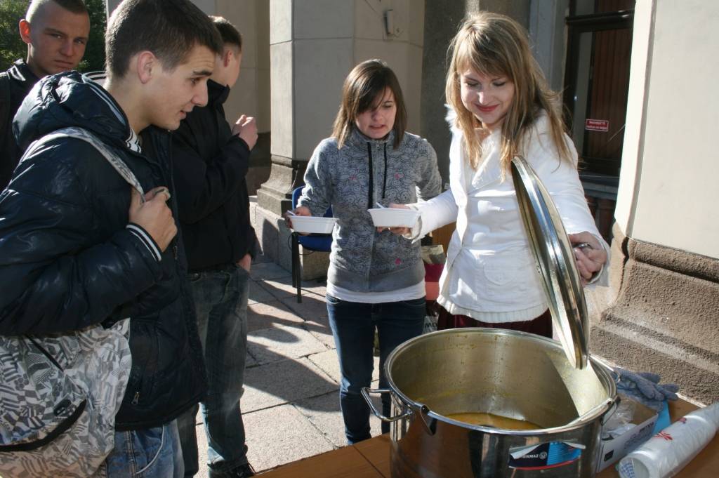 Liepājas universitātē šodien notiek 1. kursa iesvētības jeb fukšu balle. Studentu padome un 2. kursa studenti organizē jauniņajiem dažādus atraktīvus pārbaudījumus. 