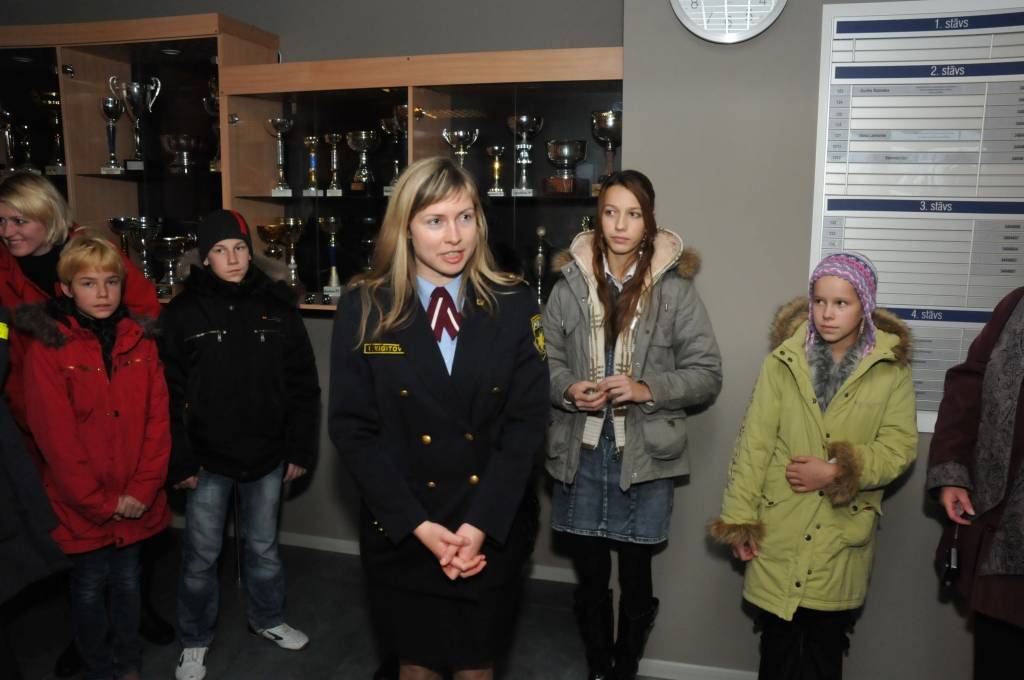 Liepājas un novadu skolēni, kuri piedalījās zīmējumu konkursā "Droša vasara - mana vasara" un tika godalgoti, piektdien pirms apbalvošanas saņēma papildus dāvanu - ekskursiju pa policijas pārvaldes korpusiem. Bērni un skolotāji iepazinās...
Autors: Ilze Vainovska