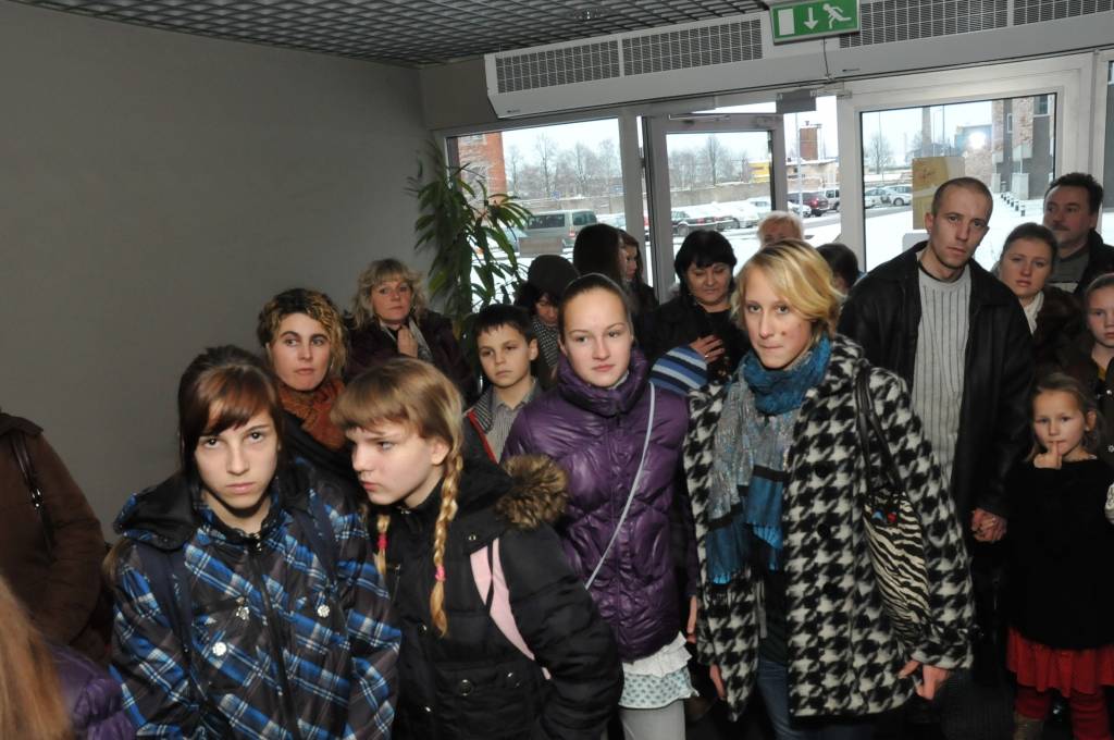Liepājas un novadu skolēni, kuri piedalījās zīmējumu konkursā "Droša vasara - mana vasara" un tika godalgoti, piektdien pirms apbalvošanas saņēma papildus dāvanu - ekskursiju pa policijas pārvaldes korpusiem. Bērni un skolotāji iepazinās...
Autors: Ilze Vainovska