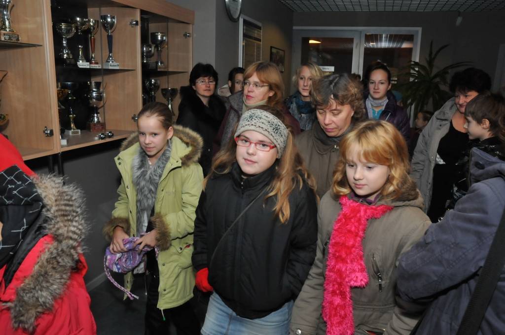 Liepājas un novadu skolēni, kuri piedalījās zīmējumu konkursā "Droša vasara - mana vasara" un tika godalgoti, piektdien pirms apbalvošanas saņēma papildus dāvanu - ekskursiju pa policijas pārvaldes korpusiem. Bērni un skolotāji iepazinās...
Autors: Ilze Vainovska