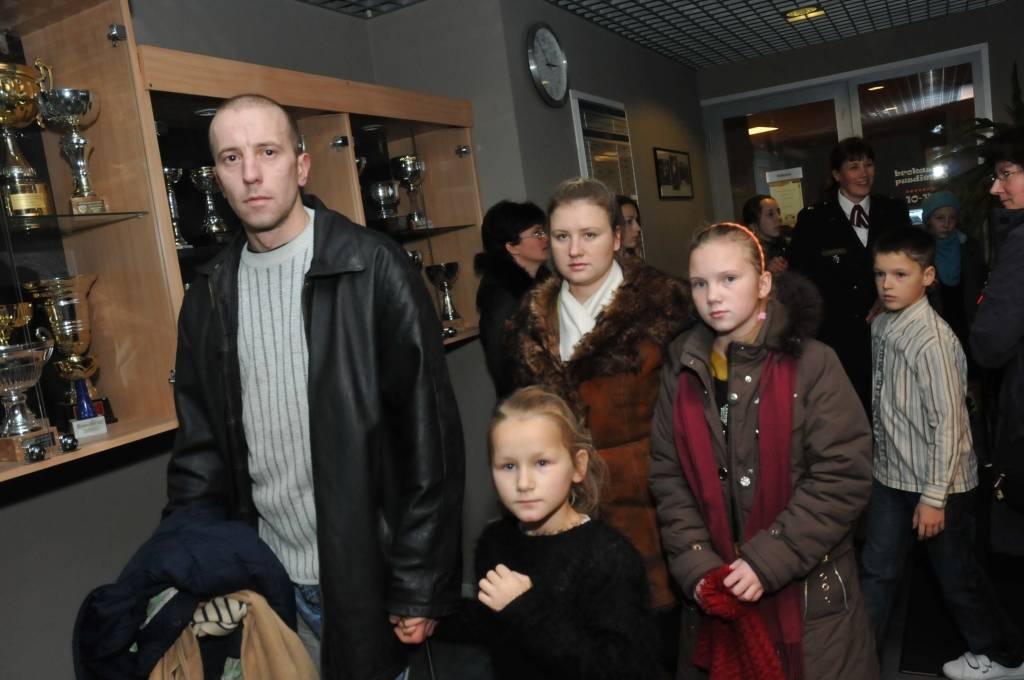 Liepājas un novadu skolēni, kuri piedalījās zīmējumu konkursā "Droša vasara - mana vasara" un tika godalgoti, piektdien pirms apbalvošanas saņēma papildus dāvanu - ekskursiju pa policijas pārvaldes korpusiem. Bērni un skolotāji iepazinās...
Autors: Ilze Vainovska