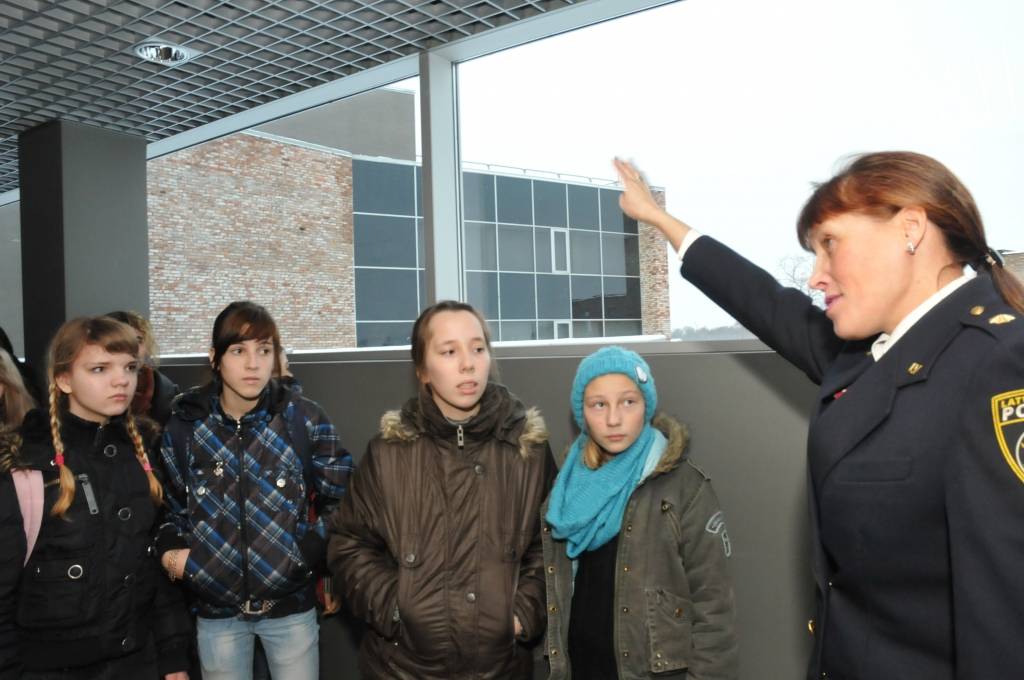 Liepājas un novadu skolēni, kuri piedalījās zīmējumu konkursā "Droša vasara - mana vasara" un tika godalgoti, piektdien pirms apbalvošanas saņēma papildus dāvanu - ekskursiju pa policijas pārvaldes korpusiem. Bērni un skolotāji iepazinās...
Autors: Ilze Vainovska