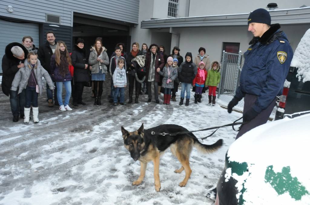 Liepājas un novadu skolēni, kuri piedalījās zīmējumu konkursā "Droša vasara - mana vasara" un tika godalgoti, piektdien pirms apbalvošanas saņēma papildus dāvanu - ekskursiju pa policijas pārvaldes korpusiem. Bērni un skolotāji iepazinās...
Autors: Ilze Vainovska