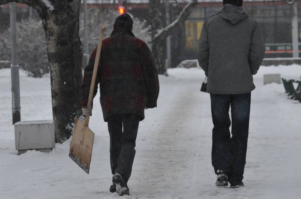 Piektdiena, 26. novembris, Liepājā atnesusi pirmo sniegu. Sinoptiķi brīdina, ka nedēļas nogalē Latvijā gaidāms sals, bet nākamnedēļ atsevišķos valsts rajonos termometra stabiņš var noslīdēt pat līdz mīnus 20 grādu atzīmei. Savukārt...
Autors: ReKurZeme, portāls