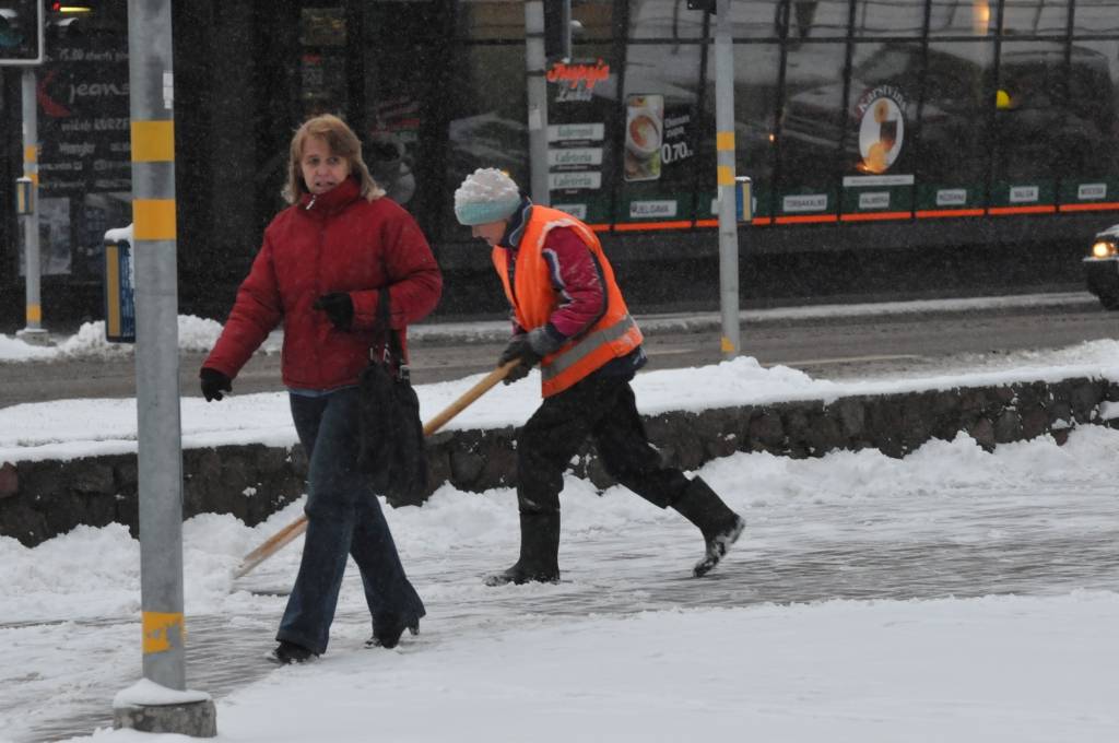 Piektdiena, 26. novembris, Liepājā atnesusi pirmo sniegu. Sinoptiķi brīdina, ka nedēļas nogalē Latvijā gaidāms sals, bet nākamnedēļ atsevišķos valsts rajonos termometra stabiņš var noslīdēt pat līdz mīnus 20 grādu atzīmei. Savukārt...
Autors: ReKurZeme, portāls