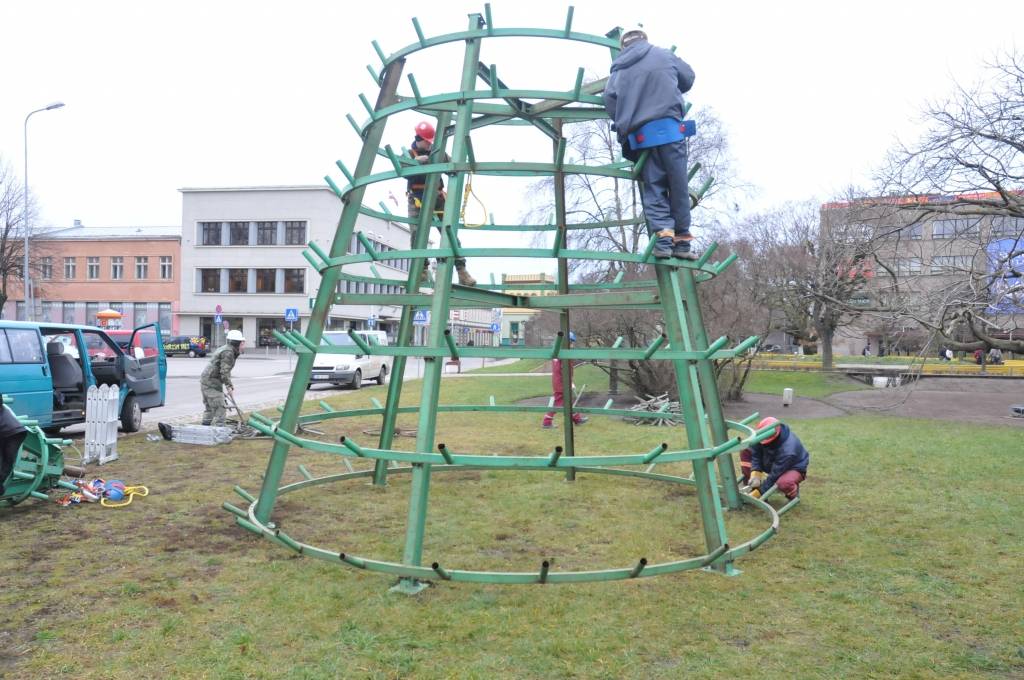 Ir sākti darbi pie Liepājas galvenās egles uzstādīšanas. Liepājas pilsētas noformējumam Ziemassvētkos egles šogad piegādās zemnieku saimniecība "Īve", kas uzvarējusi pašvaldības rīkotajā iepirkumu konkursā, vēsta aģentūra BNS. Šogad pirmo...
Autors: ReKurZeme, portāls