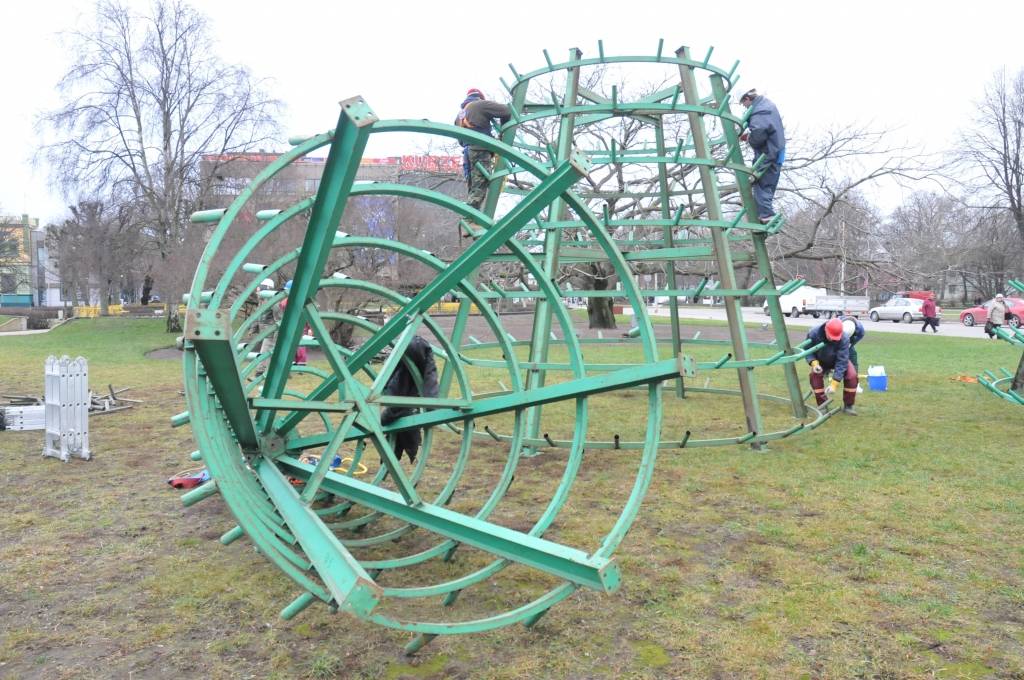 Ir sākti darbi pie Liepājas galvenās egles uzstādīšanas. Liepājas pilsētas noformējumam Ziemassvētkos egles šogad piegādās zemnieku saimniecība "Īve", kas uzvarējusi pašvaldības rīkotajā iepirkumu konkursā, vēsta aģentūra BNS. Šogad pirmo...
Autors: ReKurZeme, portāls