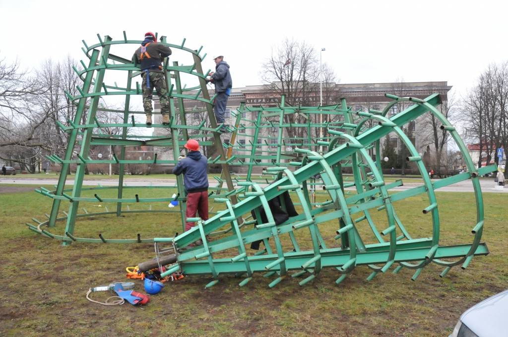 Ir sākti darbi pie Liepājas galvenās egles uzstādīšanas. Liepājas pilsētas noformējumam Ziemassvētkos egles šogad piegādās zemnieku saimniecība "Īve", kas uzvarējusi pašvaldības rīkotajā iepirkumu konkursā, vēsta aģentūra BNS. Šogad pirmo...
Autors: ReKurZeme, portāls