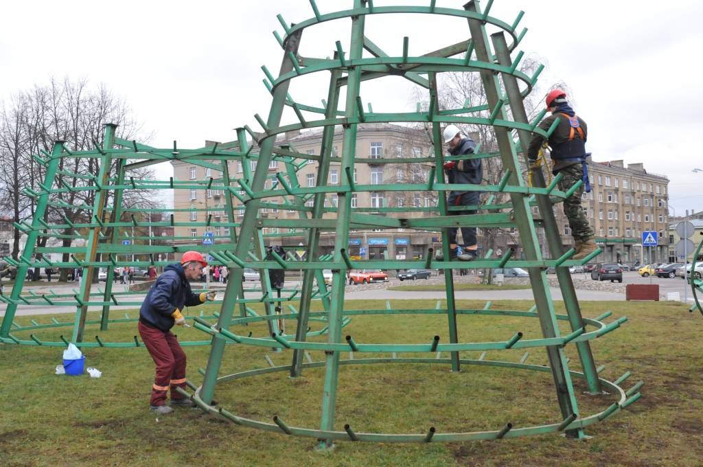 Ir sākti darbi pie Liepājas galvenās egles uzstādīšanas. Liepājas pilsētas noformējumam Ziemassvētkos egles šogad piegādās zemnieku saimniecība "Īve", kas uzvarējusi pašvaldības rīkotajā iepirkumu konkursā, vēsta aģentūra BNS. Šogad pirmo...
Autors: ReKurZeme, portāls