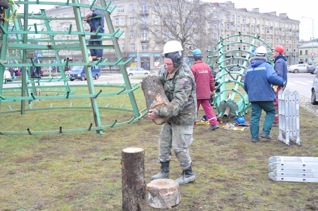Ir sākti darbi pie Liepājas galvenās egles uzstādīšanas. Liepājas pilsētas noformējumam Ziemassvētkos egles šogad piegādās zemnieku saimniecība "Īve", kas uzvarējusi pašvaldības rīkotajā iepirkumu konkursā, vēsta aģentūra BNS. Šogad pirmo...
Autors: ReKurZeme, portāls