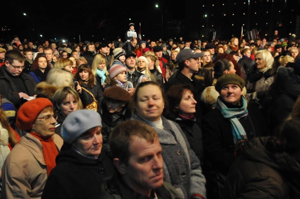 Rožu laukumā 18. novembrī koncertu sniedza Bērnu un jauniešu centra kolektīvi un folkloras kopa 