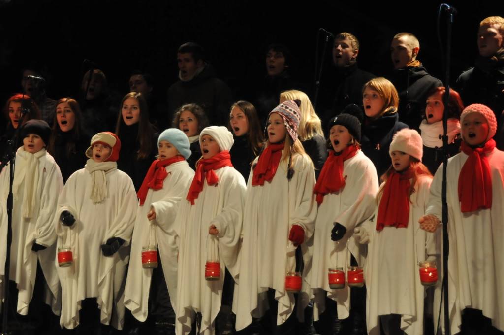 Rožu laukumā 18. novembrī koncertu sniedza Bērnu un jauniešu centra kolektīvi un folkloras kopa "Iļģi", kuru dziesmām līdzi varēja dziedāt, lasot vārdus uz apjomīga ekrāna.
Latviešu biedrības namā, telpās blakus tūrisma informācijas...