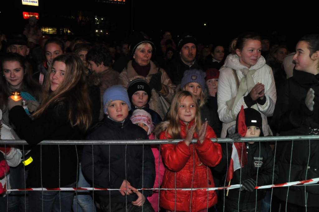 Rožu laukumā 18. novembrī koncertu sniedza Bērnu un jauniešu centra kolektīvi un folkloras kopa "Iļģi", kuru dziesmām līdzi varēja dziedāt, lasot vārdus uz apjomīga ekrāna.
Latviešu biedrības namā, telpās blakus tūrisma informācijas...