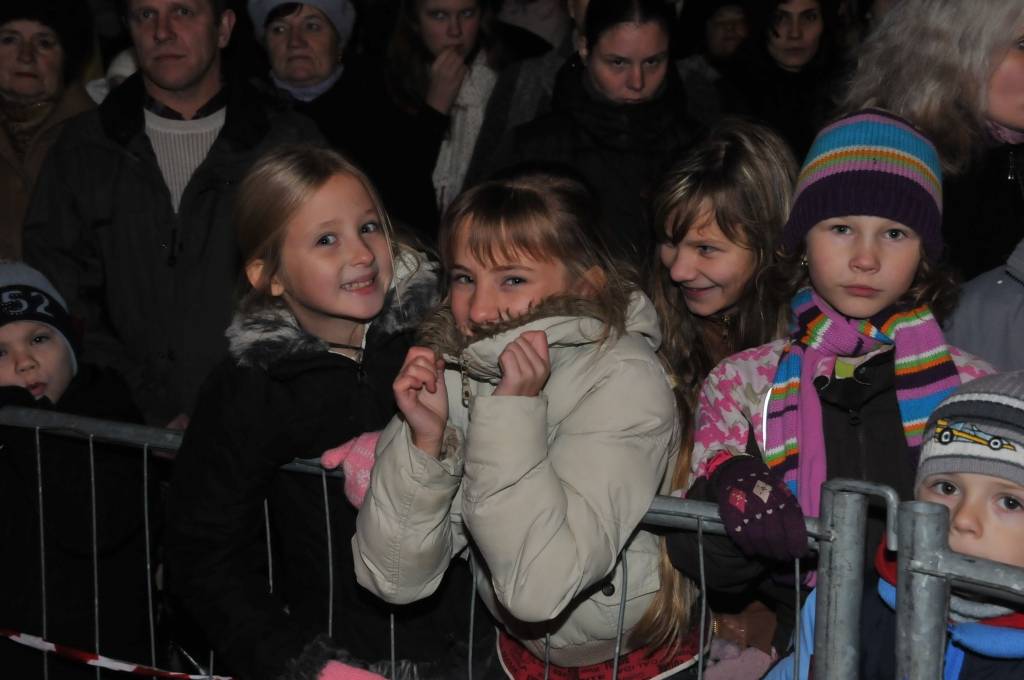 Rožu laukumā 18. novembrī koncertu sniedza Bērnu un jauniešu centra kolektīvi un folkloras kopa "Iļģi", kuru dziesmām līdzi varēja dziedāt, lasot vārdus uz apjomīga ekrāna.
Latviešu biedrības namā, telpās blakus tūrisma informācijas...