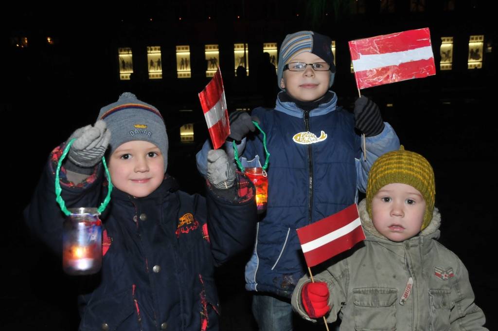 Rožu laukumā 18. novembrī koncertu sniedza Bērnu un jauniešu centra kolektīvi un folkloras kopa "Iļģi", kuru dziesmām līdzi varēja dziedāt, lasot vārdus uz apjomīga ekrāna.
Latviešu biedrības namā, telpās blakus tūrisma informācijas...