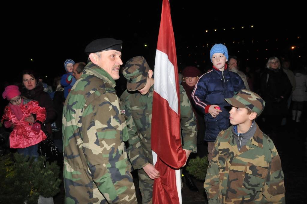 Rožu laukumā 18. novembrī koncertu sniedza Bērnu un jauniešu centra kolektīvi un folkloras kopa "Iļģi", kuru dziesmām līdzi varēja dziedāt, lasot vārdus uz apjomīga ekrāna.
Latviešu biedrības namā, telpās blakus tūrisma informācijas...