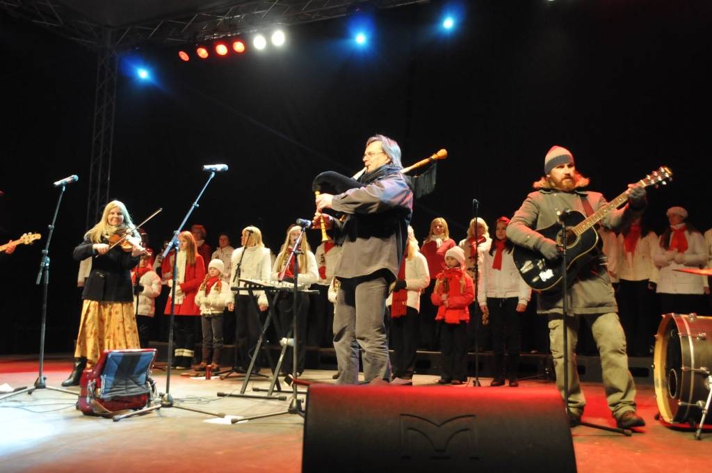 Rožu laukumā 18. novembrī koncertu sniedza Bērnu un jauniešu centra kolektīvi un folkloras kopa "Iļģi", kuru dziesmām līdzi varēja dziedāt, lasot vārdus uz apjomīga ekrāna.
Latviešu biedrības namā, telpās blakus tūrisma informācijas...