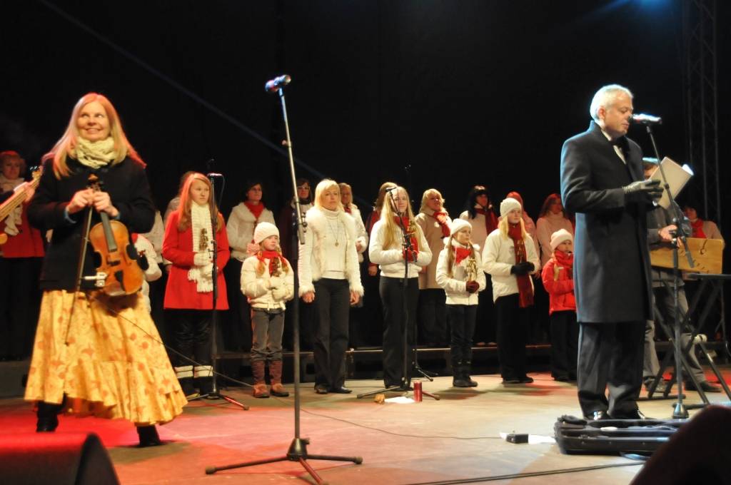 Rožu laukumā 18. novembrī koncertu sniedza Bērnu un jauniešu centra kolektīvi un folkloras kopa "Iļģi", kuru dziesmām līdzi varēja dziedāt, lasot vārdus uz apjomīga ekrāna.
Latviešu biedrības namā, telpās blakus tūrisma informācijas...