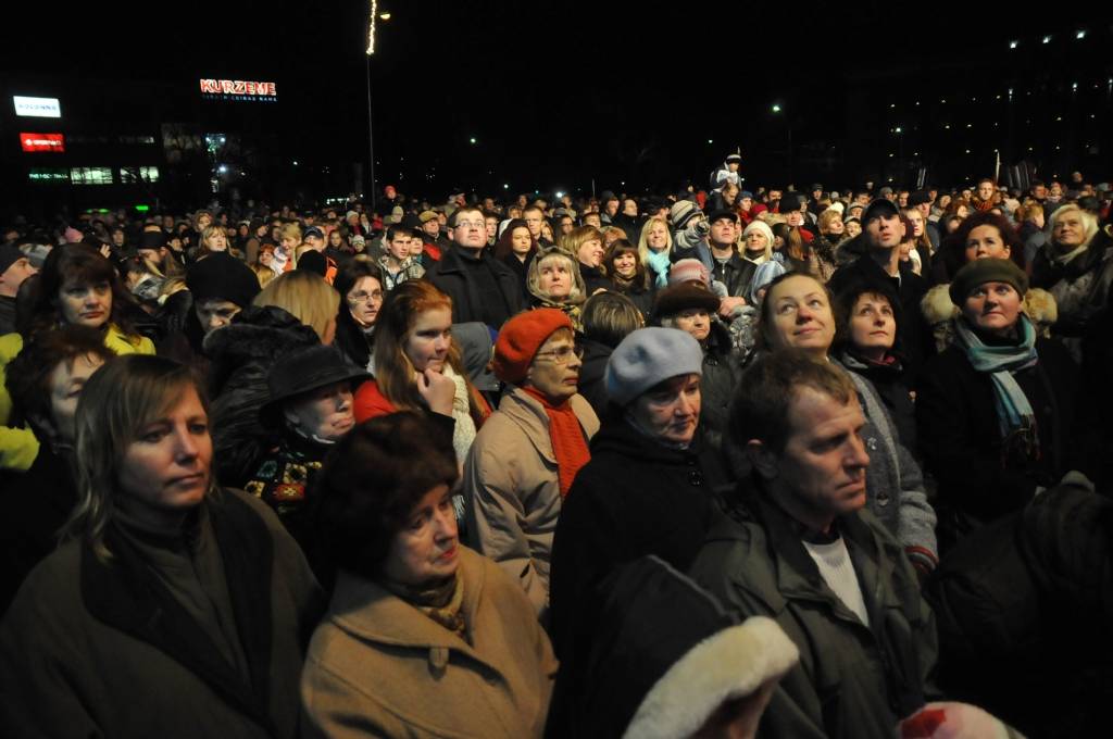 Rožu laukumā 18. novembrī koncertu sniedza Bērnu un jauniešu centra kolektīvi un folkloras kopa "Iļģi", kuru dziesmām līdzi varēja dziedāt, lasot vārdus uz apjomīga ekrāna.
Latviešu biedrības namā, telpās blakus tūrisma informācijas...