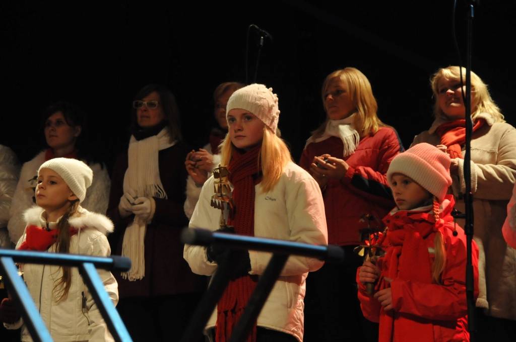 Rožu laukumā 18. novembrī koncertu sniedza Bērnu un jauniešu centra kolektīvi un folkloras kopa "Iļģi", kuru dziesmām līdzi varēja dziedāt, lasot vārdus uz apjomīga ekrāna.
Latviešu biedrības namā, telpās blakus tūrisma informācijas...