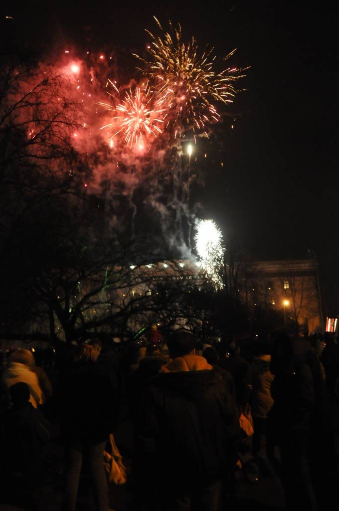Rožu laukumā 18. novembrī koncertu sniedza Bērnu un jauniešu centra kolektīvi un folkloras kopa "Iļģi", kuru dziesmām līdzi varēja dziedāt, lasot vārdus uz apjomīga ekrāna.
Latviešu biedrības namā, telpās blakus tūrisma informācijas...