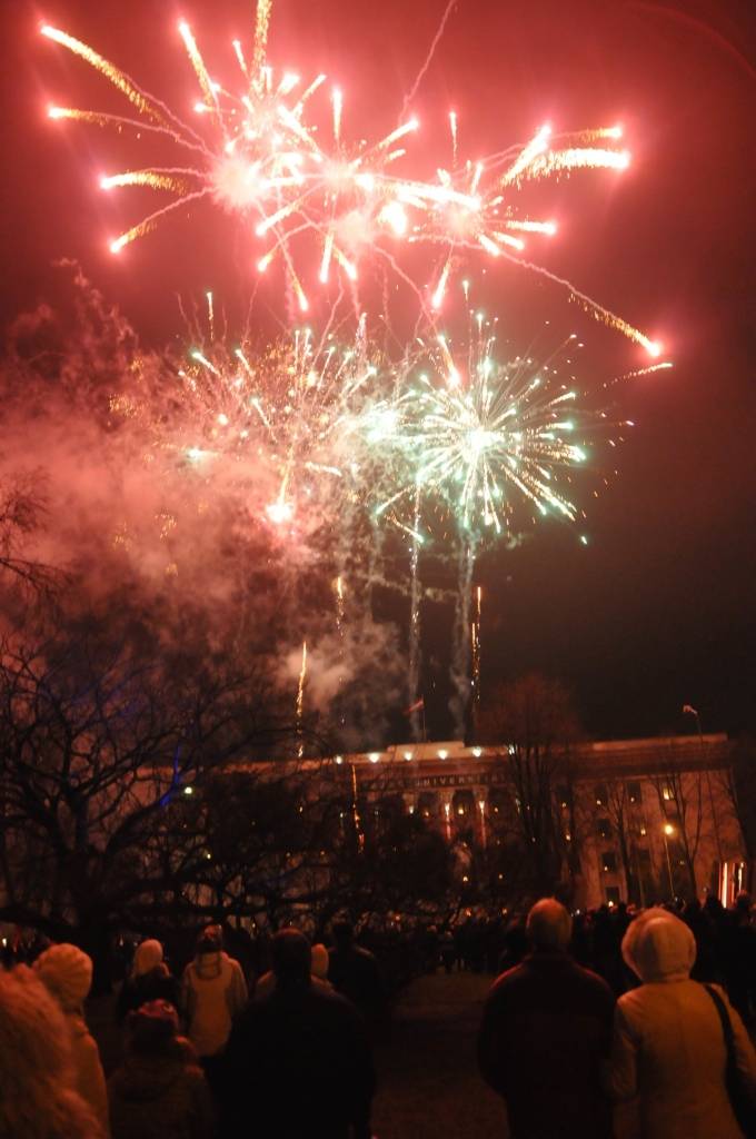 Rožu laukumā 18. novembrī koncertu sniedza Bērnu un jauniešu centra kolektīvi un folkloras kopa "Iļģi", kuru dziesmām līdzi varēja dziedāt, lasot vārdus uz apjomīga ekrāna.
Latviešu biedrības namā, telpās blakus tūrisma informācijas...