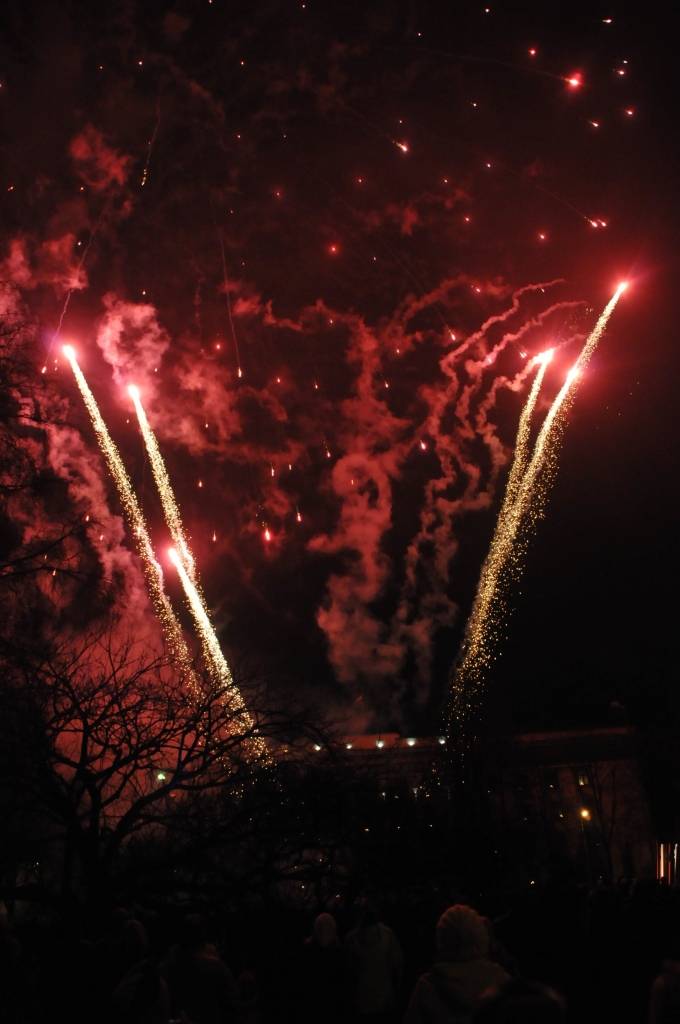 Rožu laukumā 18. novembrī koncertu sniedza Bērnu un jauniešu centra kolektīvi un folkloras kopa "Iļģi", kuru dziesmām līdzi varēja dziedāt, lasot vārdus uz apjomīga ekrāna.
Latviešu biedrības namā, telpās blakus tūrisma informācijas...