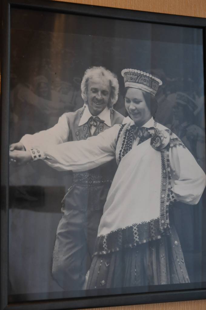 Atzīmējot 88. gadskārtu, fotogrāfs Edgars Vilsons pagastmājā izlicis dažādu gadugājumu darbus, kuros medzenieki var atpazīt pagasta iedzīvotājus, zināmas vietas apkārtnē vai vienkārši priecāties par labiem skatiem.
E. Vilsons fotogrāfiju...
Autors: Ilze Vainovska