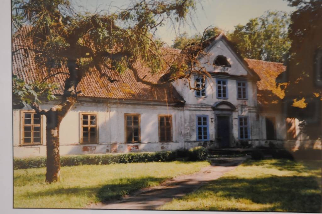 Atzīmējot 88. gadskārtu, fotogrāfs Edgars Vilsons pagastmājā izlicis dažādu gadugājumu darbus, kuros medzenieki var atpazīt pagasta iedzīvotājus, zināmas vietas apkārtnē vai vienkārši priecāties par labiem skatiem.
E. Vilsons fotogrāfiju...
Autors: Ilze Vainovska